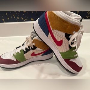 Air Jordan 1 Mid SE. EUC